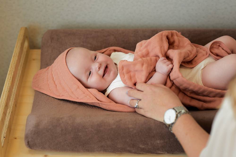 Jollein Kapuzenhandtuch Wrinkled Cotton 75x75cm Rosewood im Angebot
