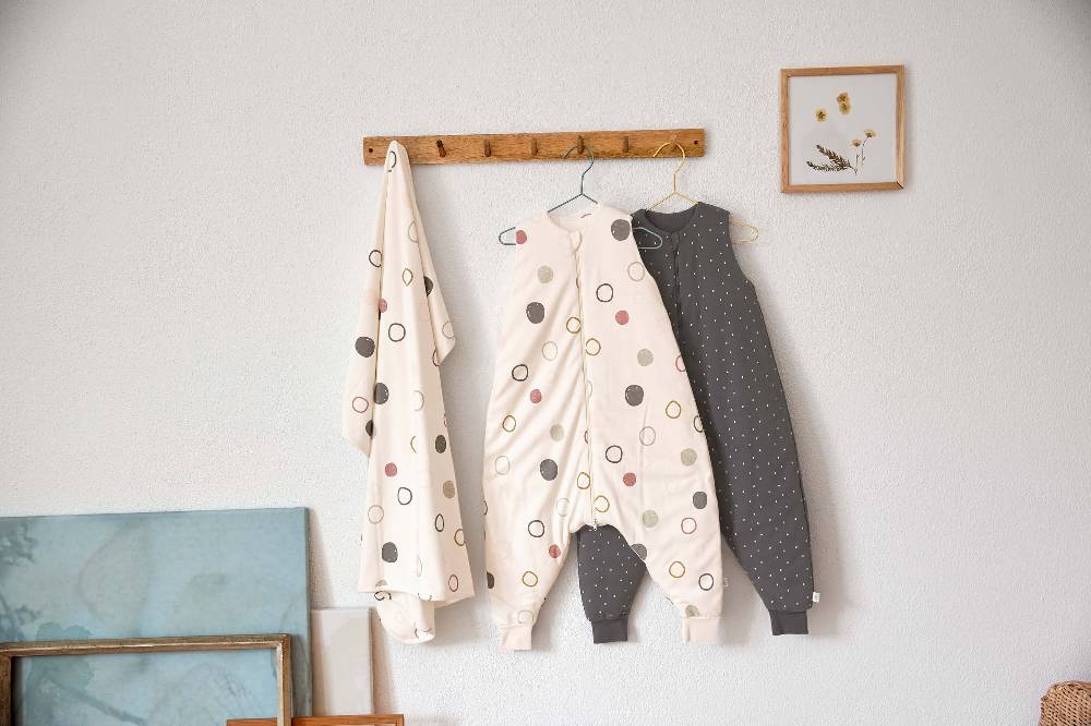 Lässig Kinder Schlafoverall 2,5 TOG, Spots, Anthrazit Letzter Tag