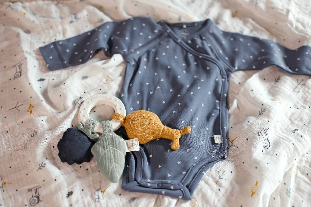 Lässig Baby Wickelbody langarm - Bio Baumwolle, Dreiecke, Blau 50% Rabatt mit kostenlosem Versand