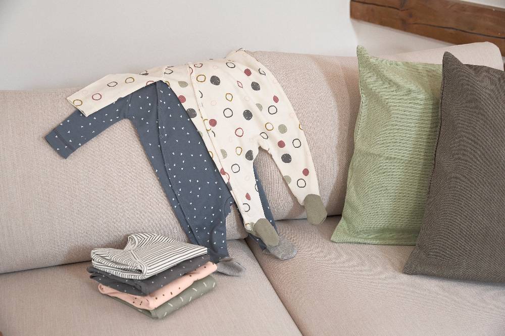 Lässig Baby Schlafanzug mit Füßen - Bio Baumwolle, Spots, Anthrazit Kostenloser Versand