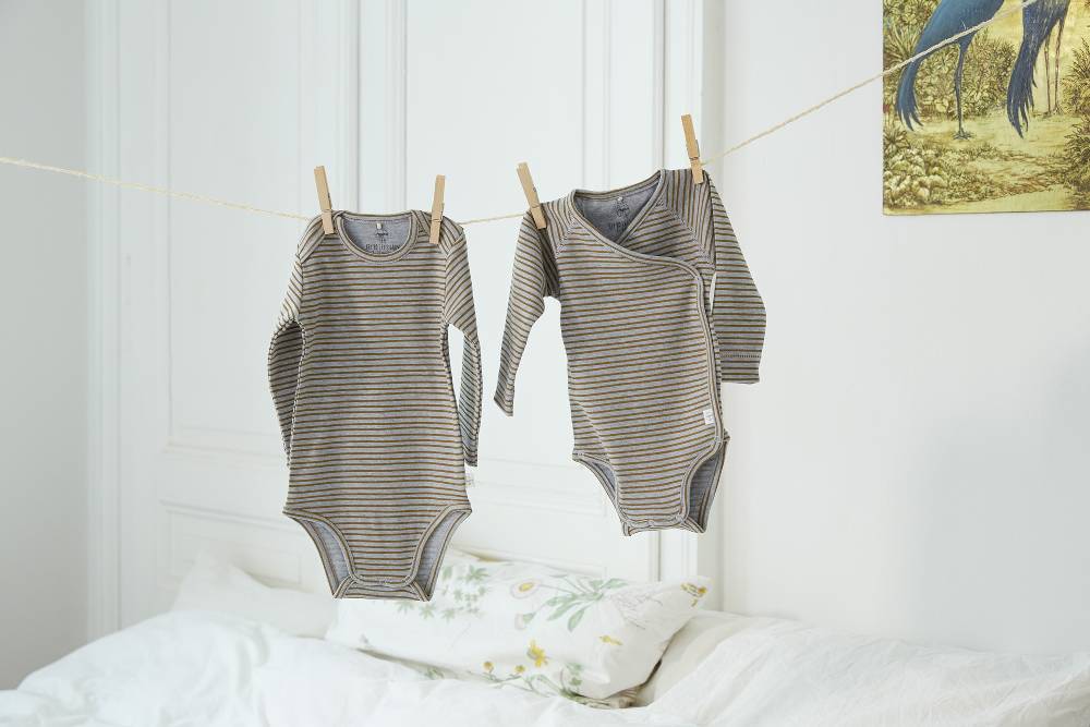 Lässig Baby Body langarm - Bio Baumwolle, Streifen, Grau meliert Versandkostenfrei
