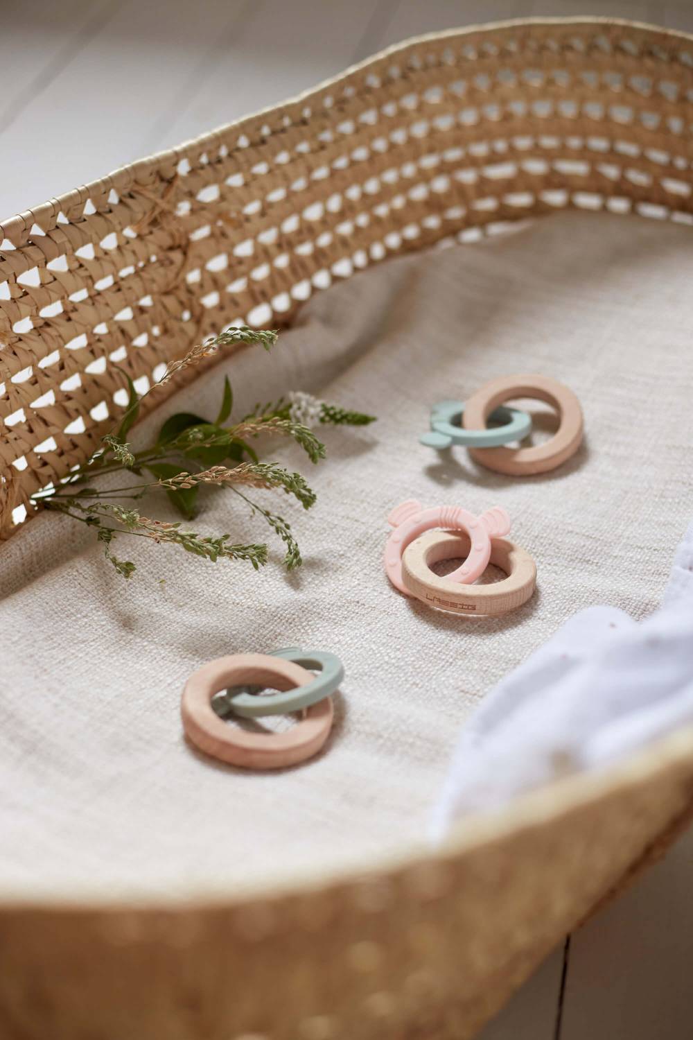 Lässig Holz Greifling mit Beißhilfe - Teether, Little Chums Dog Online Outlet