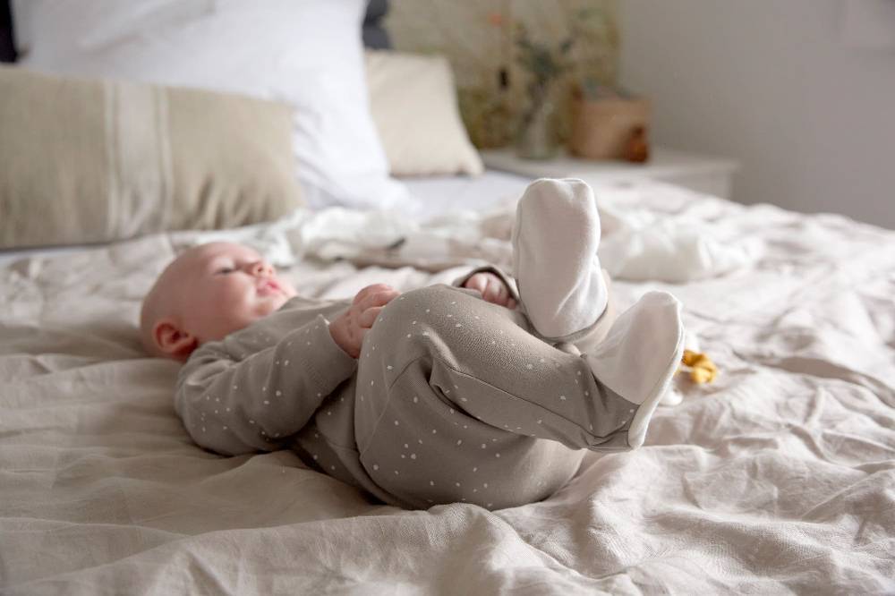 Lässig Baby Schlafanzug mit Füßen - Bio Baumwolle, Sprinkle, taupe Bis zu 50% Rabatt