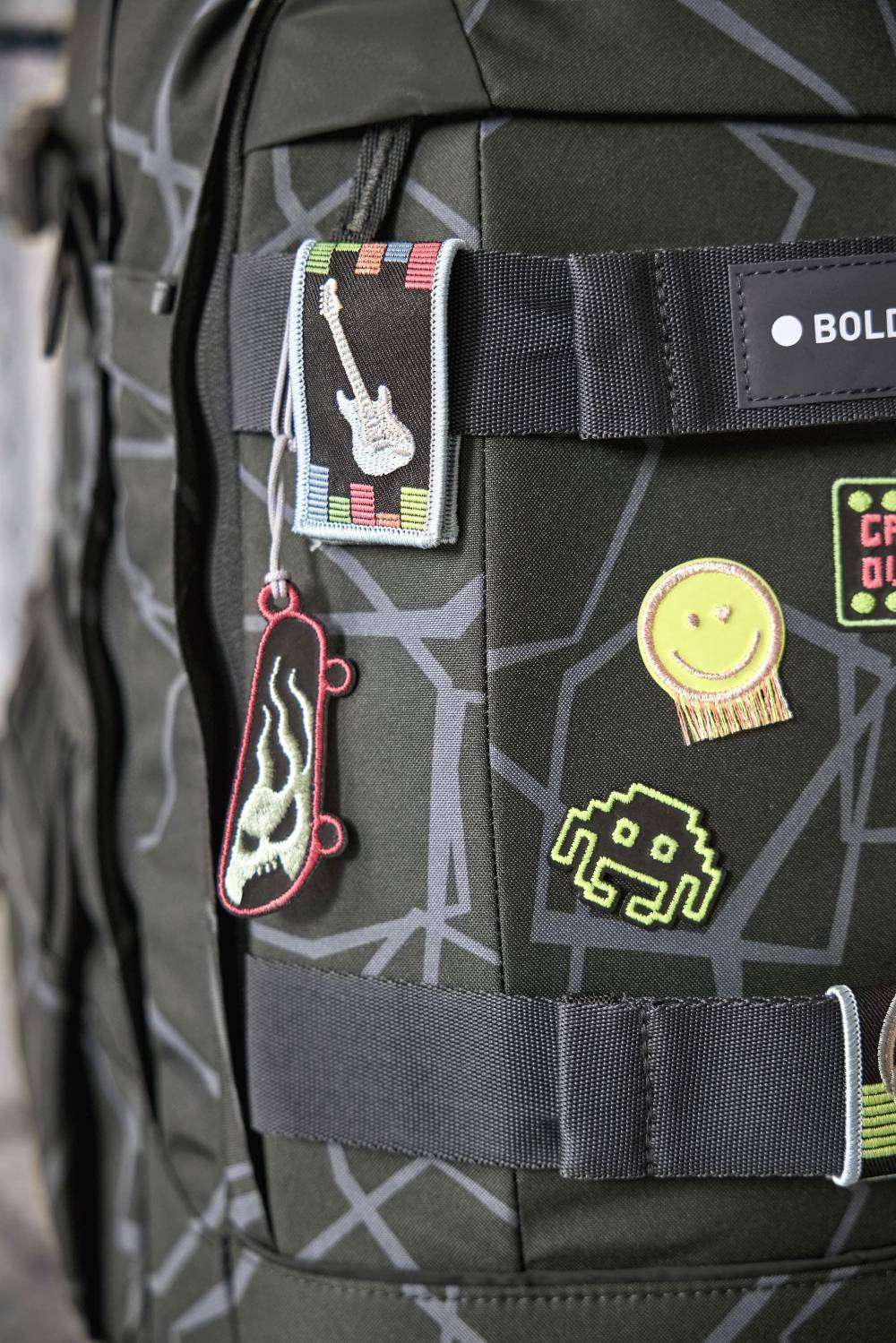 Lässig Anhänger & Patches - BOLD Match, Musik Bis zu 65% Rabatt