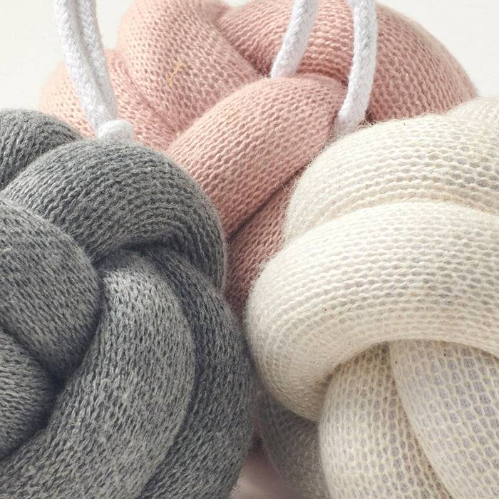 Nordic Coast Company Babygym Anhänger Set Knoten Rosa Saisonschlussverkauf
