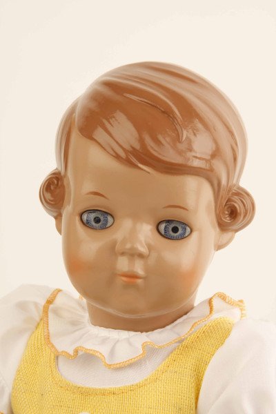 Schildkröt Manufaktur Puppe Inge 34 cm braune Malhaare, blaue Augen, Dirndl gelb/grün zollfrei