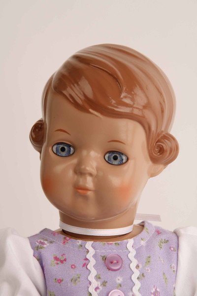 Schildkröt Manufaktur Puppe Inge 34 cm braune Malhaare, blaue Augen, Dirndl lila Limitierter Zeitrabatt