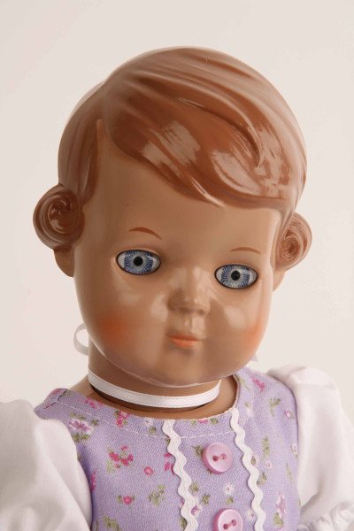Schildkröt Manufaktur Puppe Inge 34 cm braune Malhaare, blaue Augen, Dirndl lila Limitierter Zeitrabatt