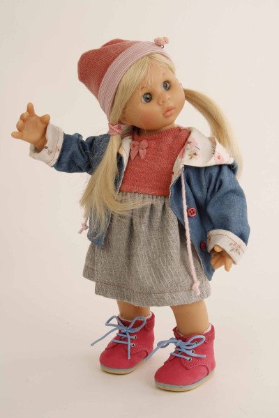Schildkröt Manufaktur Puppe Müller-Wichtel Lotta 30 cm blonde Haare, Kleidung grau/rot/blau Fabrik Onlineshop