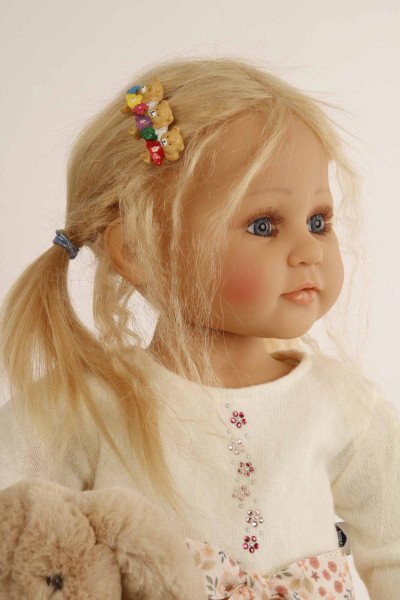 Schildkröt Manufaktur Puppe Johanna von Brigitte Paetsch 70 cm sitzend, blonde Haare, Kleidung weiß/rose Sonderangebot