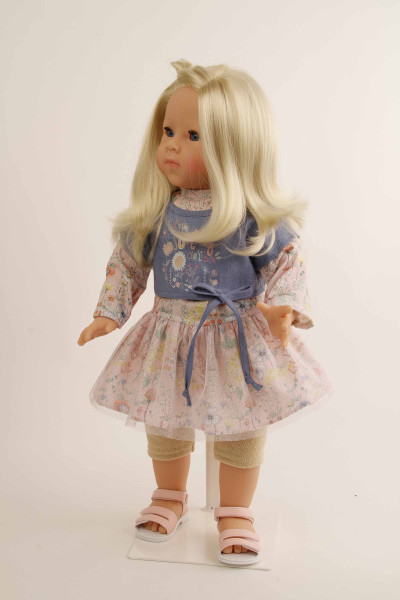 Schildkröt Manufaktur Stehpuppe Elli 52 cm blonde Haare, blaue Schlafaugen, Blumenkleidung Rabatt