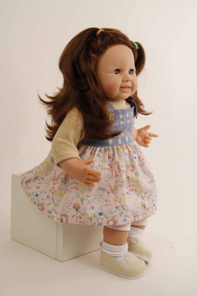 Schildkröt Manufaktur Puppe Klara 52 cm braune Haare, blaue Schlafaugen, Blumenkleidung Begrenztes Angebot