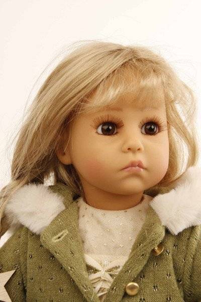 Schildkröt Manufaktur Puppe Elena sitzend 53 cm von Sybille Sauer blonde Haare, Winterkleidung gold/grün Super Sparpreis