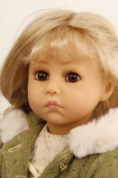 Schildkröt Manufaktur Puppe Elena sitzend 53 cm von Sybille Sauer blonde Haare, Winterkleidung gold/grün Super Sparpreis