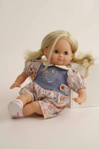 Schildkröt Manufaktur Puppe Schlummerle 32 cm blonde Haare, blaue Schlafaugen, Blumenoverall Neueste Stile