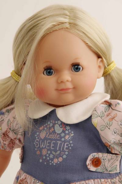 Schildkröt Manufaktur Puppe Schlummerle 32 cm blonde Haare, blaue Schlafaugen, Blumenoverall Neueste Stile