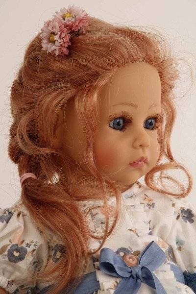 Schildkröt Manufaktur Puppe Elena sitzend 53 cm von Sybille Sauer rote Haare, festliches Kleid in blau/weiss Black Friday