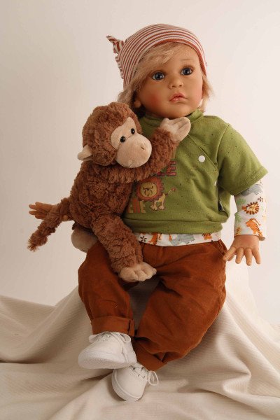 Schildkröt Manufaktur Puppe Aaron 60 cm von Gudrun Legler, blonde Haare, Kleidung Dschungel Online Outlet