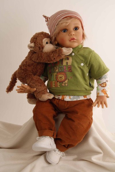 Schildkröt Manufaktur Puppe Aaron 60 cm von Gudrun Legler, blonde Haare, Kleidung Dschungel Online Outlet