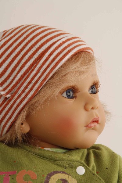 Schildkröt Manufaktur Puppe Aaron 60 cm von Gudrun Legler, blonde Haare, Kleidung Dschungel Online Outlet