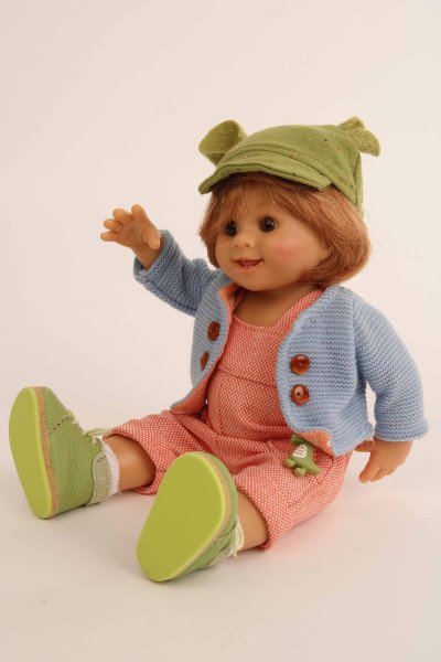 Schildkröt Manufaktur Puppe Müller-Wichtel Benny 25 cm rote Haare, bunte Kleidung Auslauf