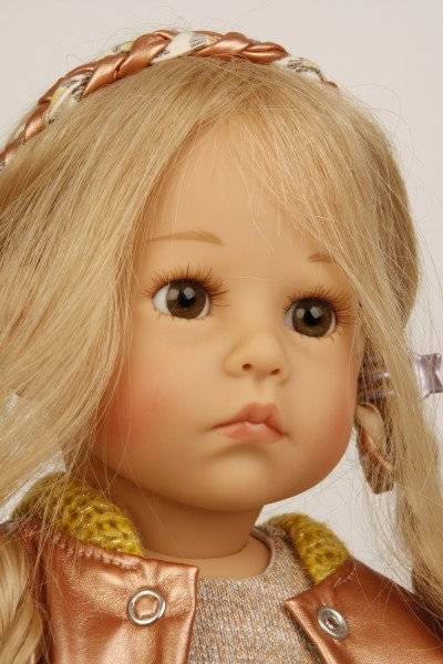 Schildkröt Manufaktur Puppe Elena sitzend 53 cm von Sybille Sauer blonde Haare, Kleiudng beige/braun/rotgold Saisonschlussverkauf