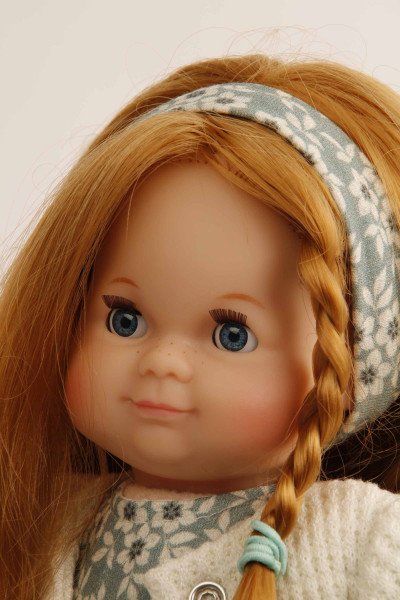 Schildkröt Manufaktur Puppe Schlummerle 32 cm rote Haare, blaue Schlafaugen, Kleidung rot/blaugrün/weiss Top Angebot