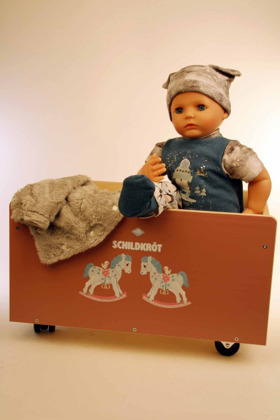 Schildkröt Manufaktur Puppe Peterle 52 cm mit Malhaar, blauen Schlafaugen, Pinguinkleidung Riesige Ersparnisse
