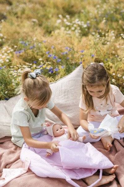Schildkröt Manufaktur Puppe Schlummerle 32 cm mit Malhaar und braunen Schlafaugen, Overall weiß/rose Discount Store für neue Produkte