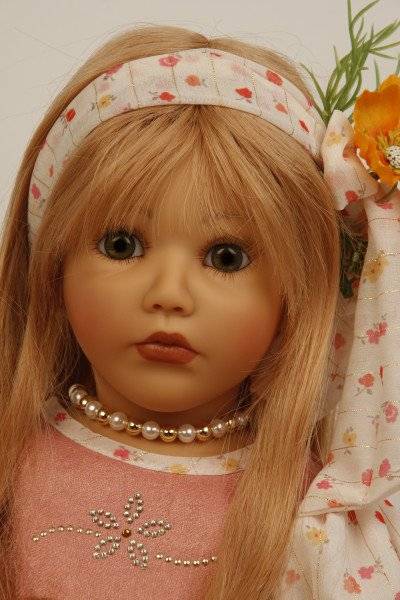 Schildkröt Manufaktur Puppe Carolina sitzend 53 cm von Sybille Sauer rotblonde Haare, Sommerkleid 2025
