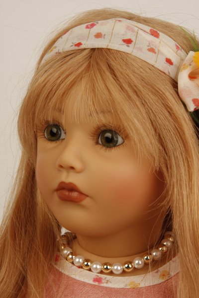 Schildkröt Manufaktur Puppe Carolina sitzend 53 cm von Sybille Sauer rotblonde Haare, Sommerkleid 2025