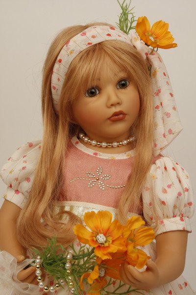 Schildkröt Manufaktur Puppe Carolina sitzend 53 cm von Sybille Sauer rotblonde Haare, Sommerkleid 2025