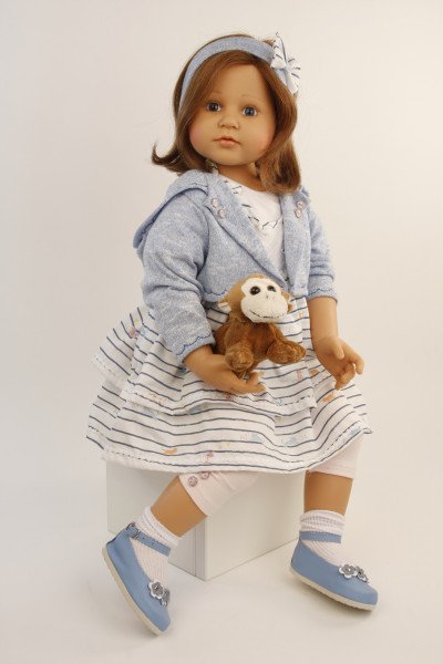 Schildkröt Manufaktur Puppe Johanna von Brigitte Paetsch 70 cm sitzend, braune Haare, Kleidung blau/weiss Online
