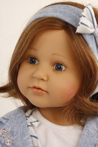 Schildkröt Manufaktur Puppe Johanna von Brigitte Paetsch 70 cm sitzend, braune Haare, Kleidung blau/weiss Online