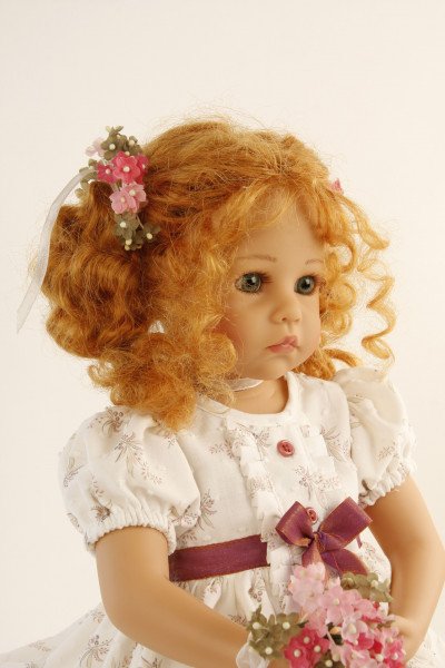 Schildkröt Manufaktur Puppe Elena sitzend 53 cm von Sybille Sauer rote Haare, festliches Kleid Flash Sale