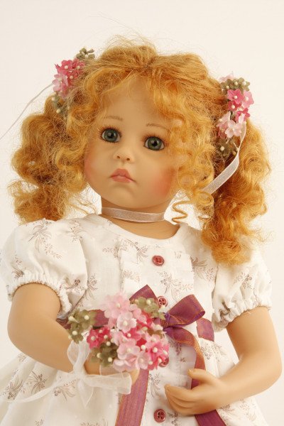 Schildkröt Manufaktur Puppe Elena sitzend 53 cm von Sybille Sauer rote Haare, festliches Kleid Flash Sale
