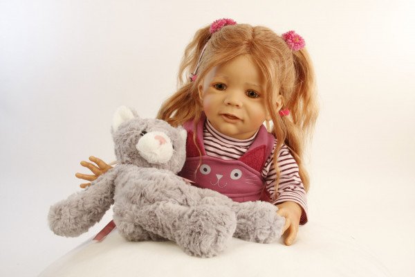Schildkröt Manufaktur Puppe Femke 60 cm von Karola Wegerich rotblonde Haare, Kleidung Katze Preisnachlass