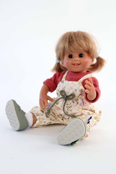 Schildkröt Manufaktur Puppe Müller-Wichtel Ida 25 cm blonde Haare, Blumenoverall Vatertagsangebot