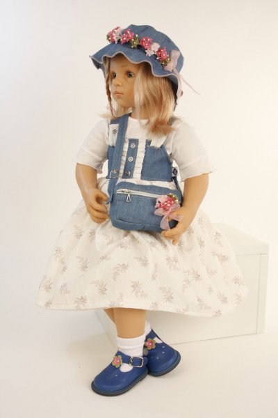 Schildkröt Manufaktur Puppe Alina sitzend von Sieglinde Frieske, blonde Haare, blaue Augen Kleidung blau/weiss Wochenangebot