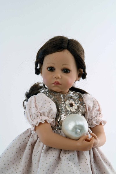Schildkröt Manufaktur Puppe Elena sitzend 53 cm von Sybille Sauer braune Haare, festliches Kleid rose/rotgold Sonderangebot der Fabrik