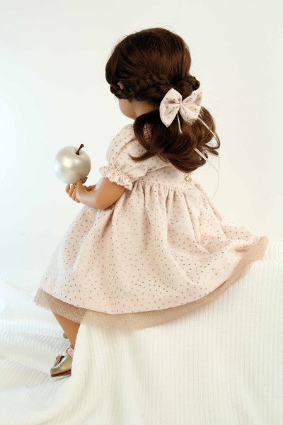 Schildkröt Manufaktur Puppe Elena sitzend 53 cm von Sybille Sauer braune Haare, festliches Kleid rose/rotgold Sonderangebot der Fabrik