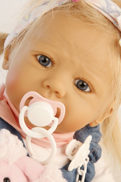 Schildkröt Manufaktur Baby Pina 52 cm von Karola Wegerich , blonde Haare, Kleidung weiss/blau/rose Fabrikladen