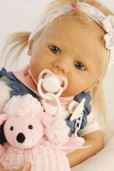Schildkröt Manufaktur Baby Pina 52 cm von Karola Wegerich , blonde Haare, Kleidung weiss/blau/rose Fabrikladen