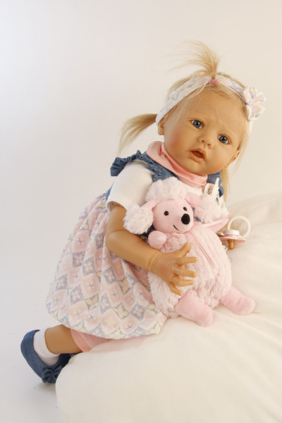 Schildkröt Manufaktur Baby Pina 52 cm von Karola Wegerich , blonde Haare, Kleidung weiss/blau/rose Fabrikladen
