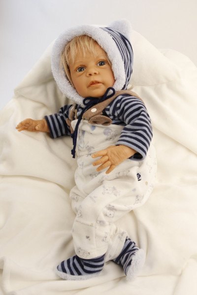 Schildkröt Manufaktur Puppe Leon 50 cm von Gudrun Legler blonde Haare, Kleidung blau/weiss Im Verkauf
