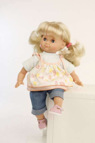 Schildkröt Manufaktur Puppe Schlummerle 32 cm blonde Haare, blaue Schlafaugen, Sommerkleidung bunt Jubiläumsangebot
