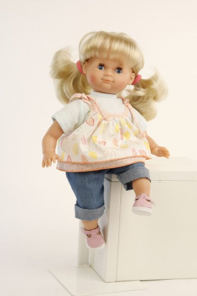 Schildkröt Manufaktur Puppe Schlummerle 32 cm blonde Haare, blaue Schlafaugen, Sommerkleidung bunt Jubiläumsangebot