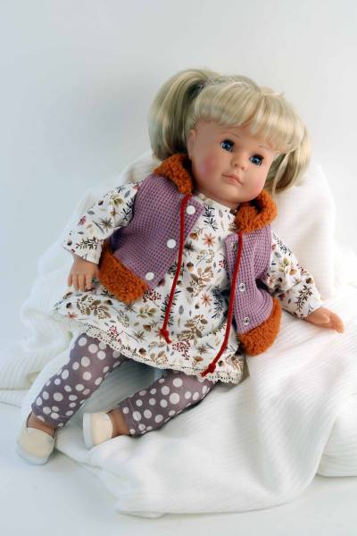 Schildkröt Manufaktur Puppe Hanni 45 cm blonde Haare, blaue Schlafaugen, Kleidung lila/weiss/braun Rabatt