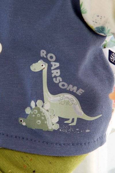 Schildkröt Manufaktur Puppe Schlummerle Junge 32 cm rote Haare, blaue Schlafaugen, Sommerkleidung Dino, Begrenztes Angebot