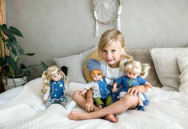 Schildkröt Manufaktur Puppe Schlummerle 32 cm blonde Haare, blaue Schlafaugen, Sommerkleidung Dino Lagerräumung